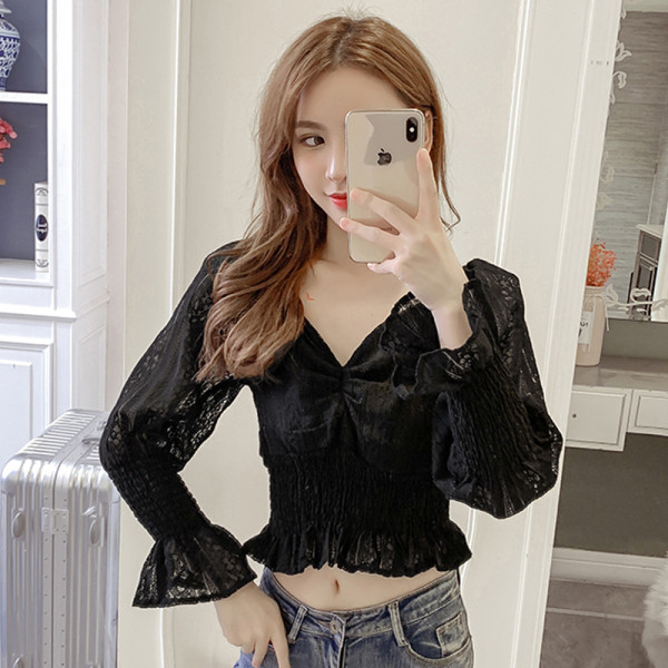 Sieviešu ikdienas īsa blūze ar špica kakla izgriezumu un garām piedurknēm