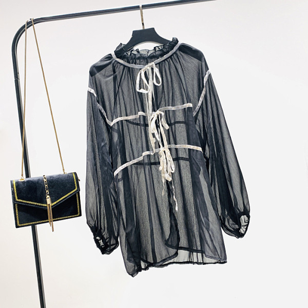 Naujo modelio moteriški tiulio marškiniai su ovalia iškirpte ir kaklaraiščiais