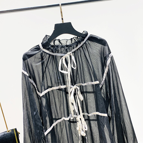 Naujo modelio moteriški tiulio marškiniai su ovalia iškirpte ir kaklaraiščiais