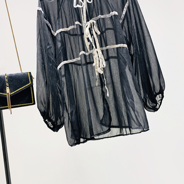 Naujo modelio moteriški tiulio marškiniai su ovalia iškirpte ir kaklaraiščiais