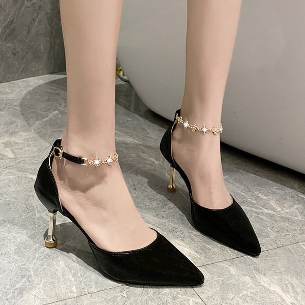 Modernūs moteriški batai su metaline grandinėle ir plonu kulnu