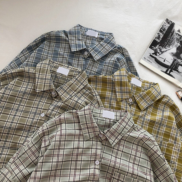 Ležerna karirana ženska košulja s klasičnim ovratnikom i džepom