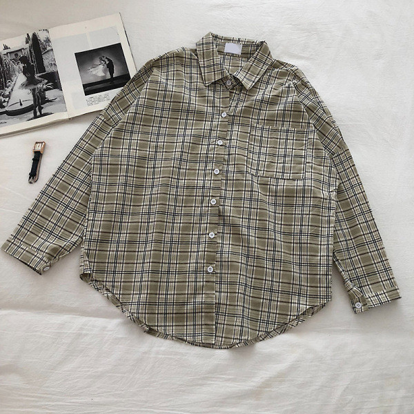 Ležerna karirana ženska košulja s klasičnim ovratnikom i džepom