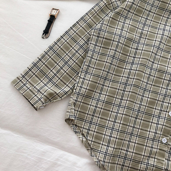 Ležerna karirana ženska košulja s klasičnim ovratnikom i džepom