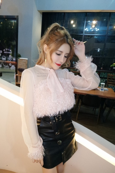 Moderna sieviešu blūze ar pušķiem un saitēm