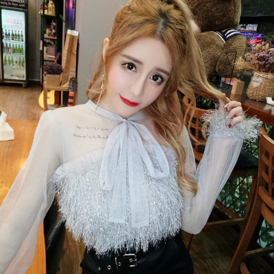 Moderna sieviešu blūze ar pušķiem un saitēm