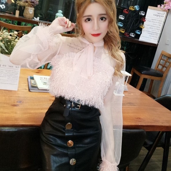 Moderna sieviešu blūze ar pušķiem un saitēm