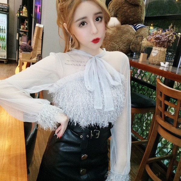 Moderna sieviešu blūze ar pušķiem un saitēm