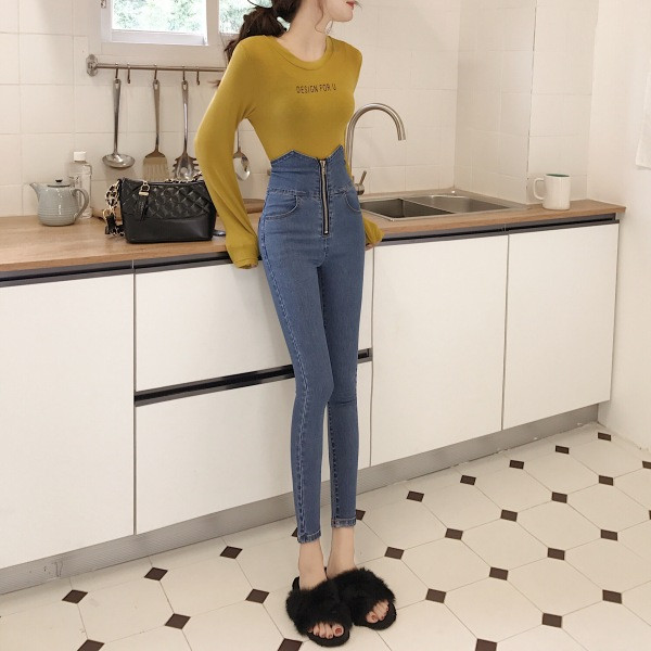 Pieguļoši sieviešu džinsi ar augstu vidukli un rāvējslēdzēju