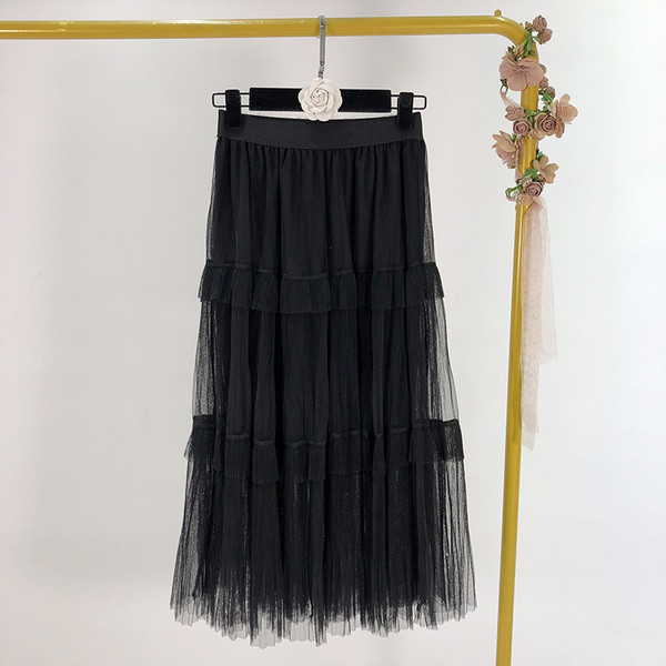 Jauns tilla svārku modelis ar lokām