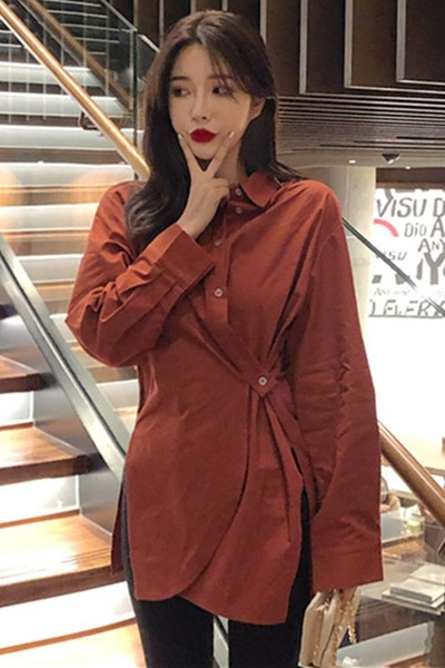 Modern női ing klasszikus gallérral és hasítékokkal