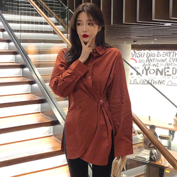 Modern női ing klasszikus gallérral és hasítékokkal