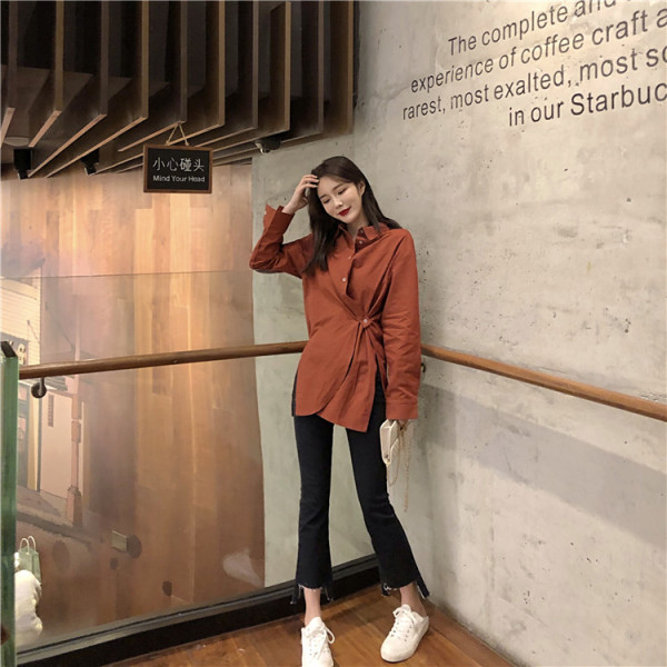 Modern női ing klasszikus gallérral és hasítékokkal