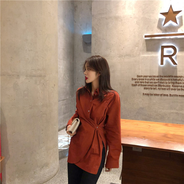 Modern női ing klasszikus gallérral és hasítékokkal