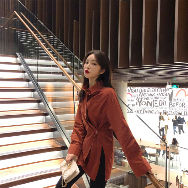 Modern női ing klasszikus gallérral és hasítékokkal