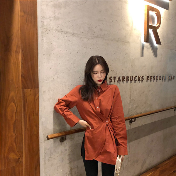 Modern női ing klasszikus gallérral és hasítékokkal