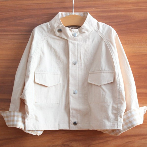 Új modell gyerekkabát lányoknak, zsebekkel és gombokkal