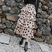 Női lezser hosszú szoknya magas derékkal és fürtökkel