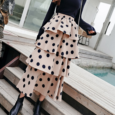 Női lezser hosszú szoknya magas derékkal és fürtökkel