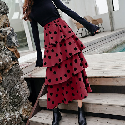 Női lezser hosszú szoknya magas derékkal és fürtökkel