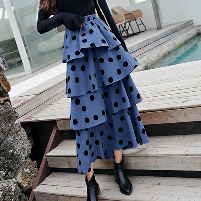 Női lezser hosszú szoknya magas derékkal és fürtökkel