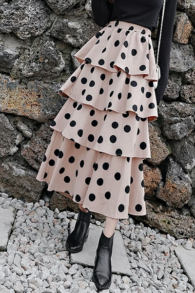 Női lezser hosszú szoknya magas derékkal és fürtökkel