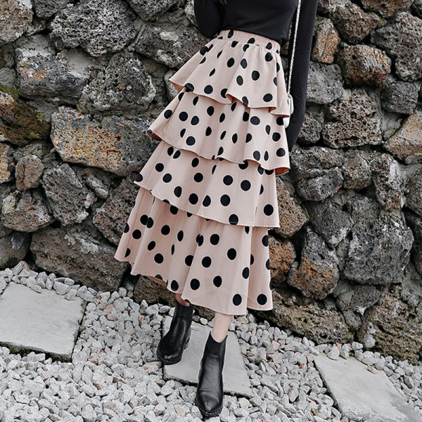 Női lezser hosszú szoknya magas derékkal és fürtökkel