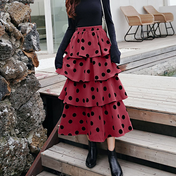 Női lezser hosszú szoknya magas derékkal és fürtökkel