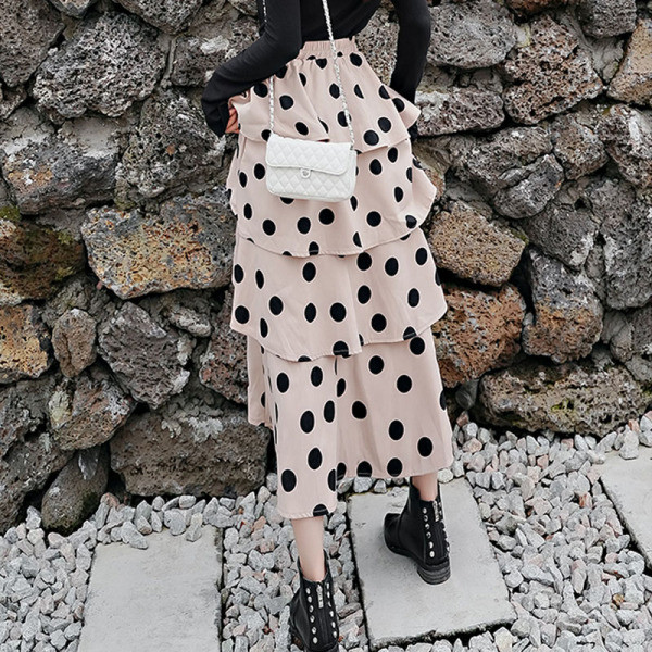 Női lezser hosszú szoknya magas derékkal és fürtökkel