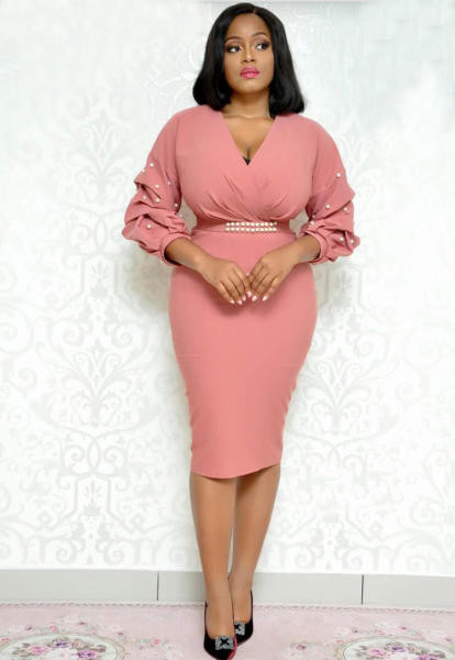 Stiilne naiste lühike kleit sügava kaelusega, 3/4 varrukate ja pärlitega