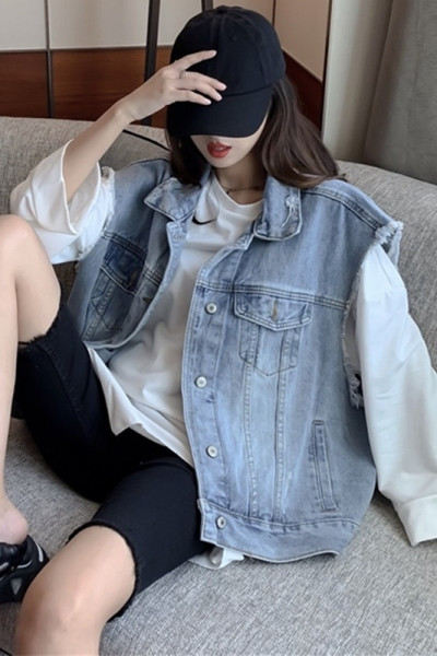 Pavasarinė moteriška džinsinė liemenė su sagomis