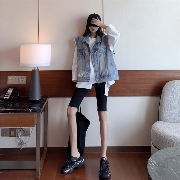 Pavasarinė moteriška džinsinė liemenė su sagomis