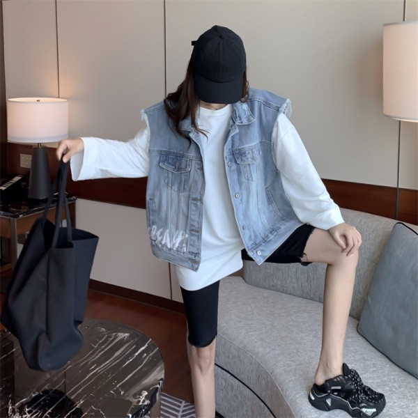 Pavasarinė moteriška džinsinė liemenė su sagomis