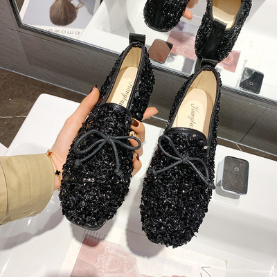 Šiuolaikiški moteriški batai lygiais padais ir blizgučiais