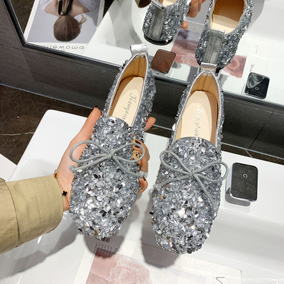 Šiuolaikiški moteriški batai lygiais padais ir blizgučiais