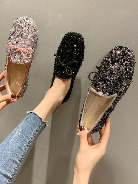 Šiuolaikiški moteriški batai lygiais padais ir blizgučiais