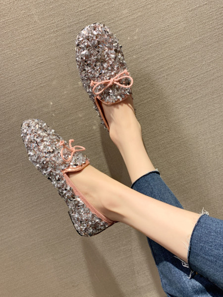 Šiuolaikiški moteriški batai lygiais padais ir blizgučiais