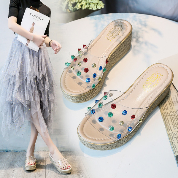 Női papucs magas platformmal és szilikon pánttal