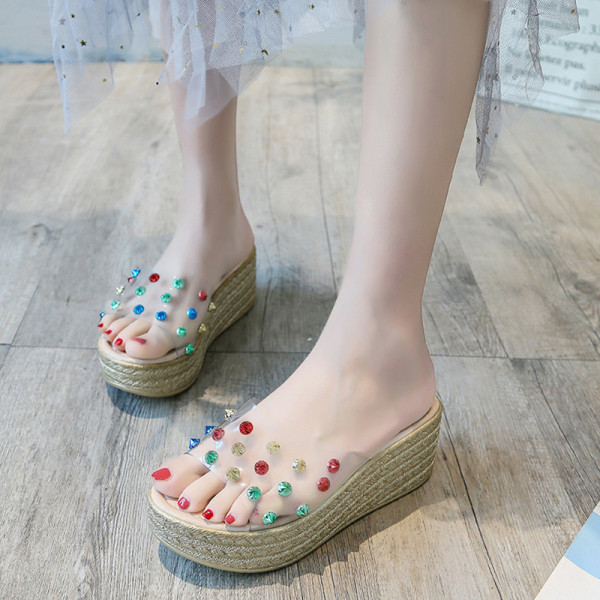 Női papucs magas platformmal és szilikon pánttal