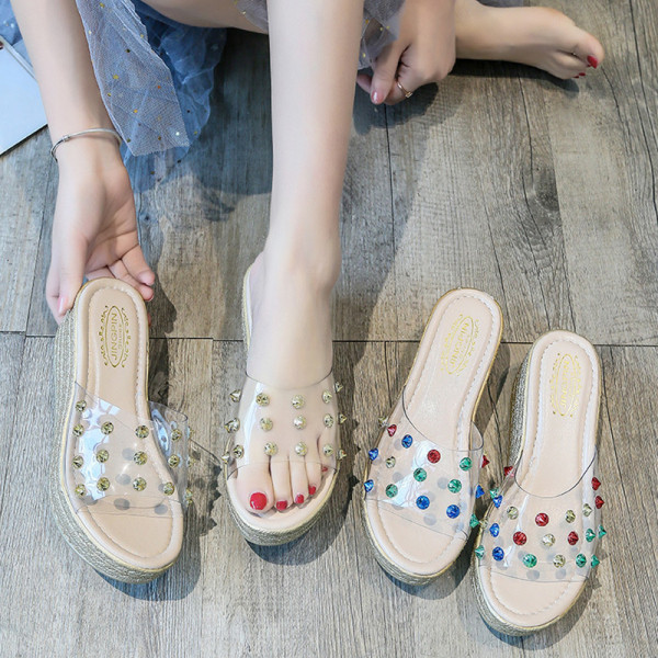 Női papucs magas platformmal és szilikon pánttal