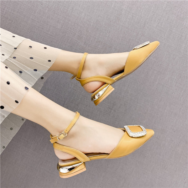 Női szandál bőrpánttal, hegyes modellel és fém csattal