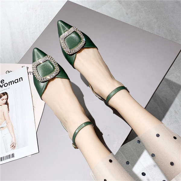 Női szandál bőrpánttal, hegyes modellel és fém csattal