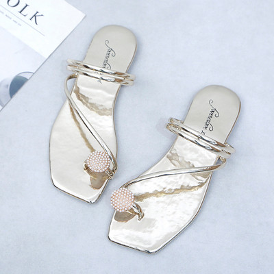 Moteriškos basutės plokščiu padu ir akmens elementu