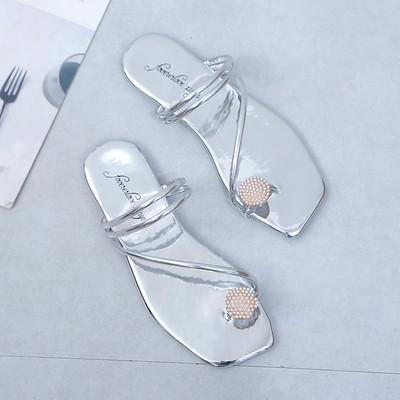 Moteriškos basutės plokščiu padu ir akmens elementu