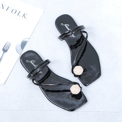 Moteriškos basutės plokščiu padu ir akmens elementu