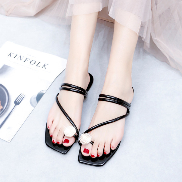 Moteriškos basutės plokščiu padu ir akmens elementu