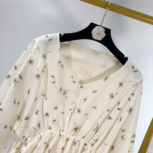 Naiste lai elastse vöökoha ja nööpidega pluus