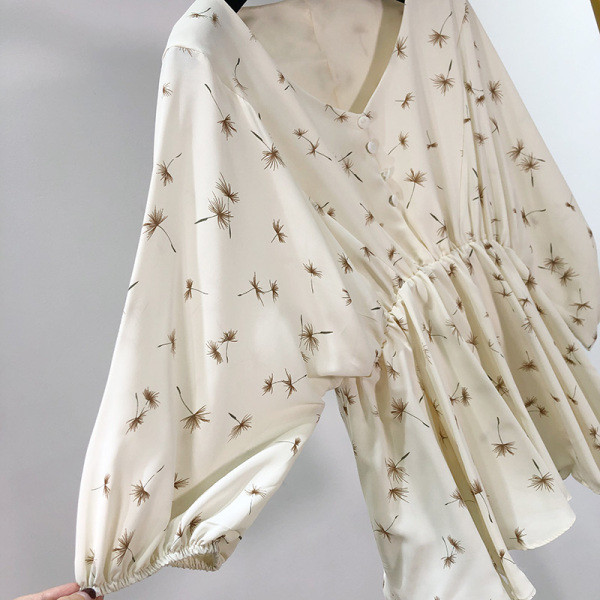 Naiste lai elastse vöökoha ja nööpidega pluus