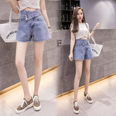 Moteriški laisvalaikio trumpi džinsai aukštu juosmeniu ir mėlynos spalvos kišenėmis