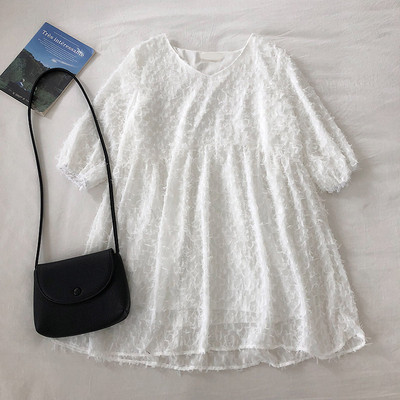 Pavasarinio kirpimo moteriškos suknelės modelis trumpomis rankovėmis ir ovalia iškirpte